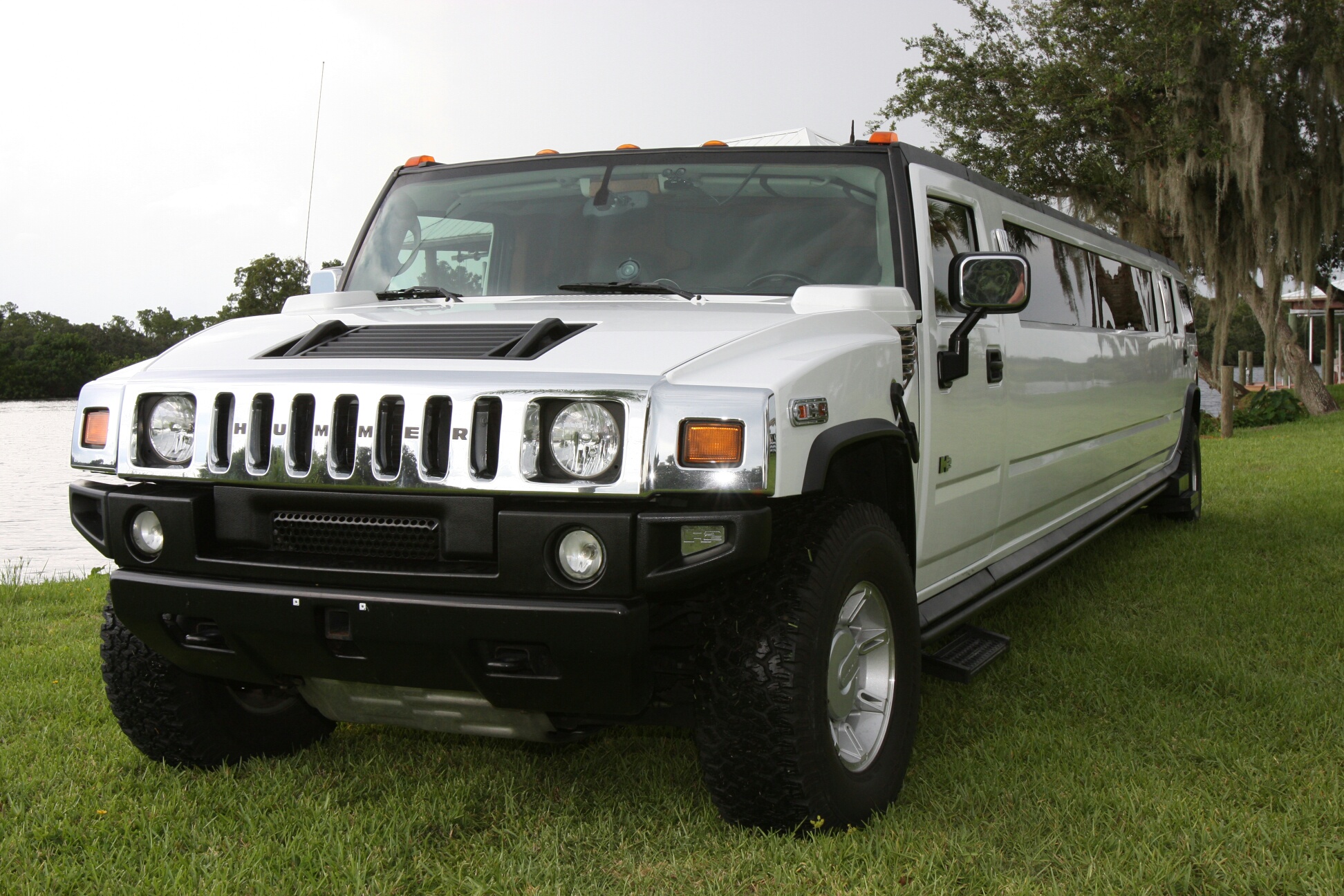 Hummer Limo 14 passengers