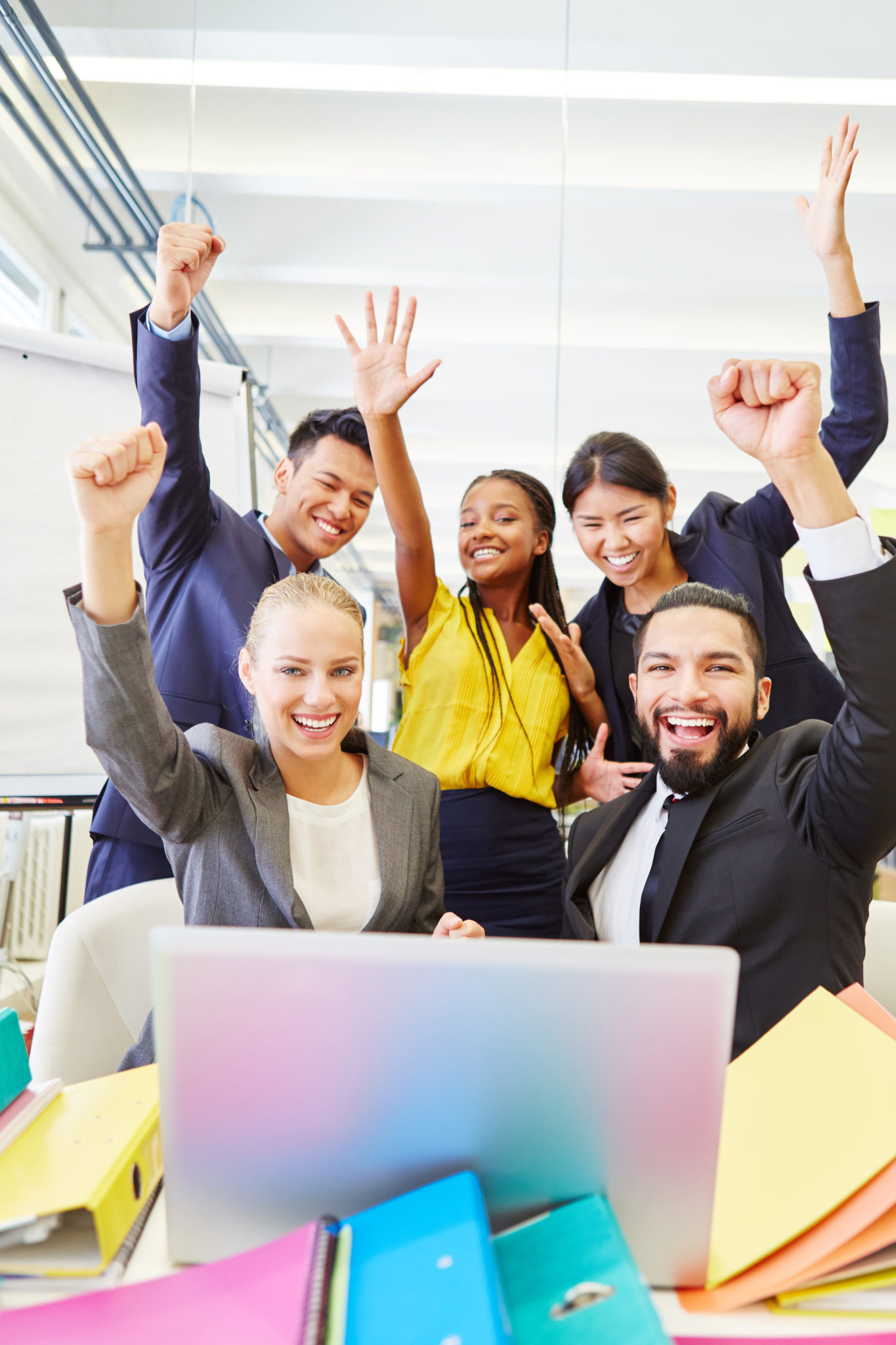 Start-Up Team feiert Erfolg am Computer